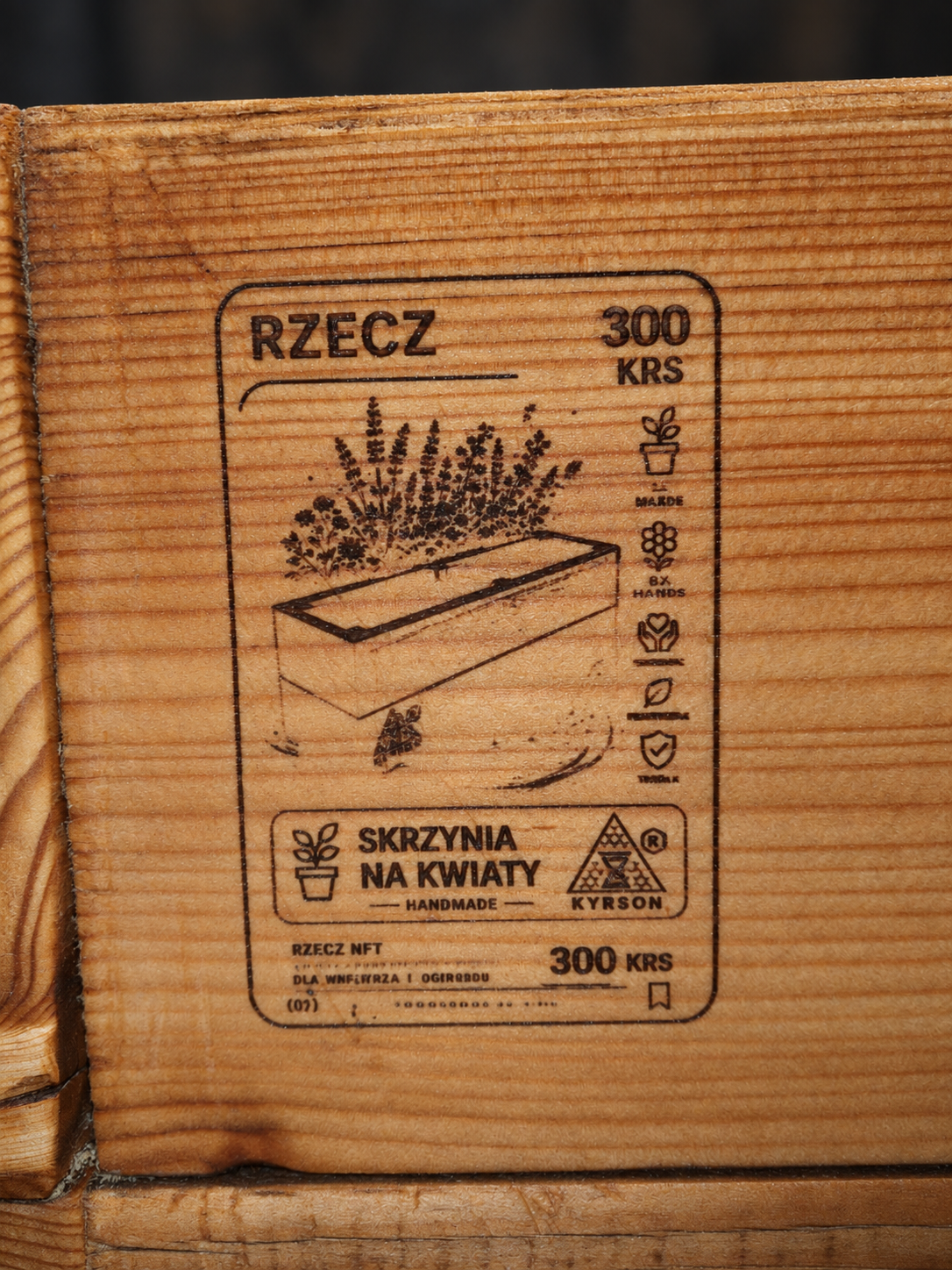 Detal graweru NFT na drewnianej skrzyni na kwiaty